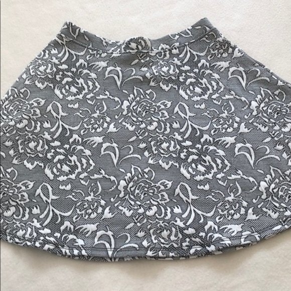 💕4/$20 Forever 21 Floral Skirt 💕 - Picture 1 of 1